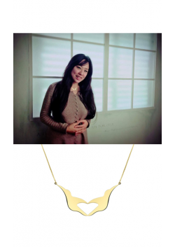 HJ Lim portant le collier L&amp;#039;envol-coeur de Enora Antoine 